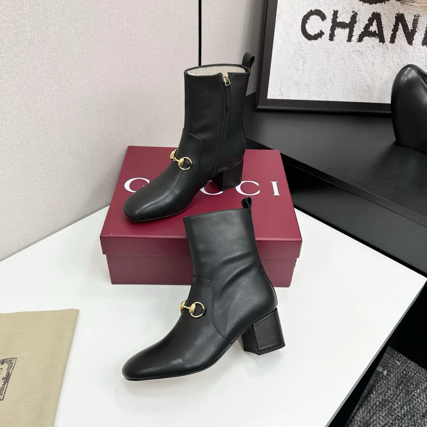 👟👟Ex-factory price 740👟👟 Gucci Gucci 2025G new autumn and winter classic horsebit thick heel short boots. The main series is finally available, and the products are worth looking forward to! Original classics create new designs ✨ Purchasing agent level! Full of high-end feel! A favorite among bloggers at home and abroad, it is retro and fashionable, easy to wear and looks great on your feet! Mainly recommended by the official website, new colors are constantly updated 🆕 ▪️Upper: original calfskin/cloth ▪️Inner lining: imported sheepskin ▪️Outsole: Italian leather outsole ▪️Heel height: 3.5cm ▪️Shoe size: 35-39 (40.41.42 can be customized)